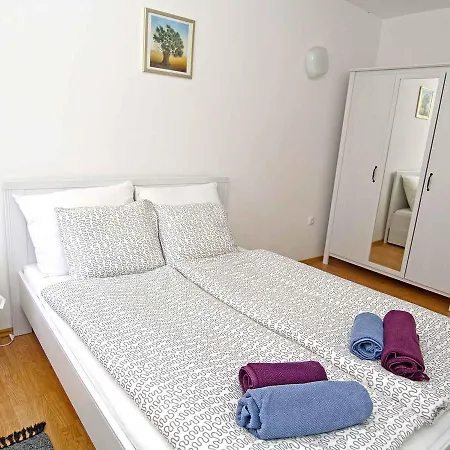 Apartment Koprtla 2 *